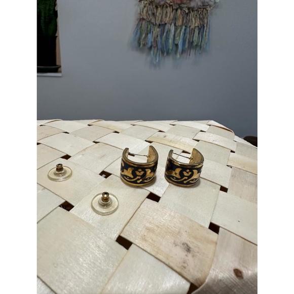 Brass tone metal earlobe huggie earrings with inlay design new - Picture 8 of 8